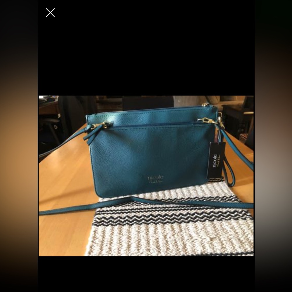Nicole By Nicole Miller Emerald Green Cross Body Bag


Item 24